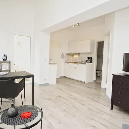 Apartment Im Zentrum Gelegene 2-raum-wohnung Mit Balkon - Haus Rugier 04